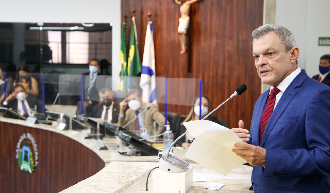 Sarto discursando no plenário da câmara